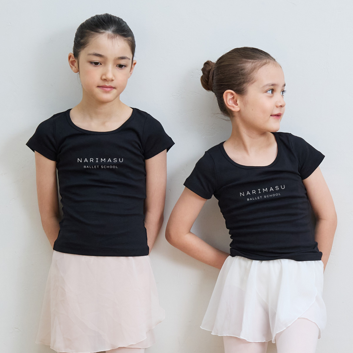 黒のバレエTシャツを着用した子ども2人