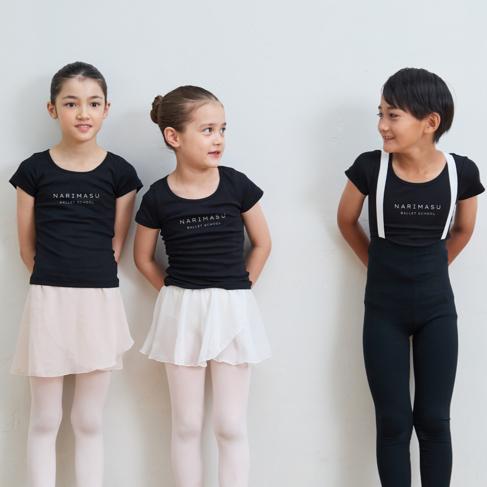 黒のバレエTシャツを着用して並んでいる2人の女の子と1人の男の子