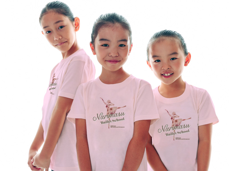 オリジナルTシャツを着ている女の子３人
